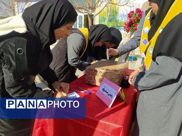 انتخابات شورای دانش آموزی در دبیرستان دخترانه امید 