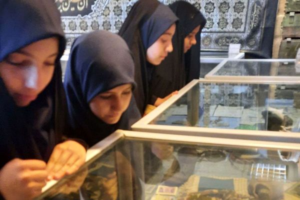 اجرای طرح «لاله‌های روشن» در دبیرستان هیات امنایی فرزانگان با هدف ترویج فرهنگ ایثار