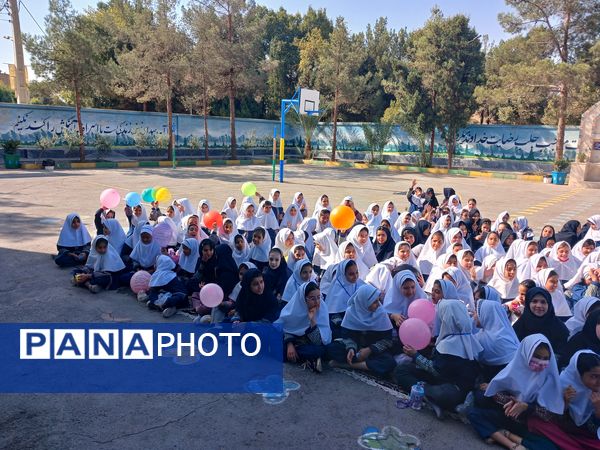 از نمایش تا نقاشی همگانی؛ روزی پر از شادی در دبستان سوم شعبان ناحیه یک یزد