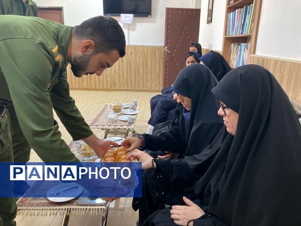 بازدید دانش‌آموزان دبیرستان سمیه از کلانتری ۱۱ بجنورد به مناسبت هفته نیروی انتظامی 
