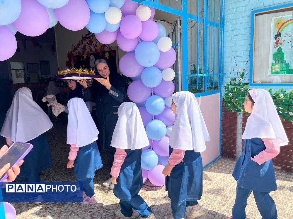 برگزاری جشن شکوفه‌ها در دبستان دخترانه المهدی ناحیه 2 کرج 