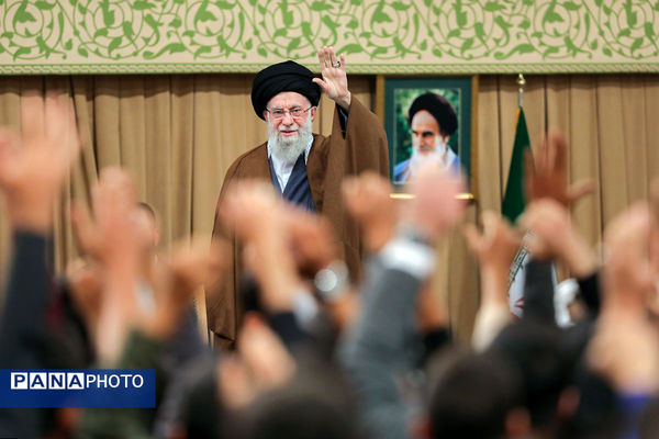 دیدار هزاران نفر از دانش‌آموزان و دانشجویان با رهبر انقلاب