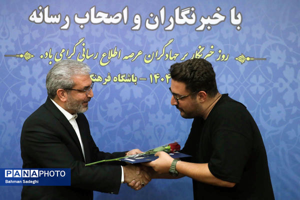 نشست صمیمی رئیس مرکز اطلاع رسانی و روابط عمومی وزارت آموزش و پرورش با خبرنگاران و اصحاب رسانه