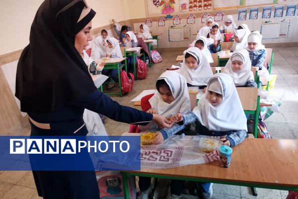 خانه کودک در مدرسه؛ تجربه‌ای نو برای دانش‌آموزان ورامینی 
