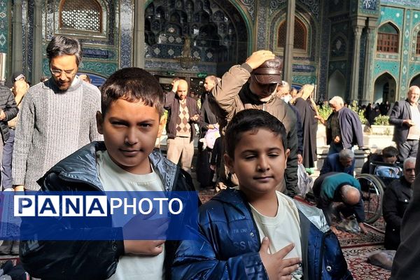 حضور دانش‌آموزان و فرهنگیان ناحیه دو شهرری در نماز جمعه 