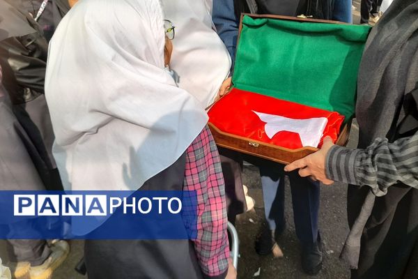 مراسم عزاداری فاطمیه با برکت پرچم امام حسین(ع) در مدرسه آیت‌الله خامنه‌ای