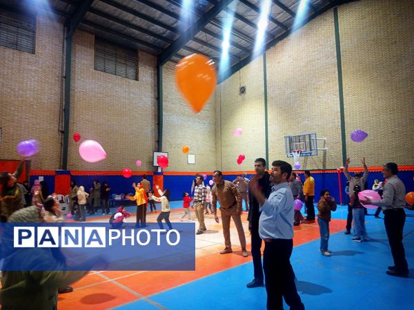 دانش آموزان مدرسه سمیه ساعاتی شاد در کنار پدرانشان گذراندند