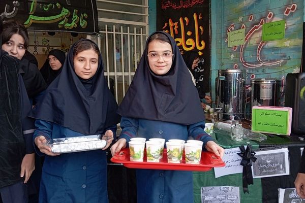 ایستگاه صلواتی دانش‌آموزان دانش‌نیا؛ تجلی ارادت به حضرت فاطمه زهرا(س)