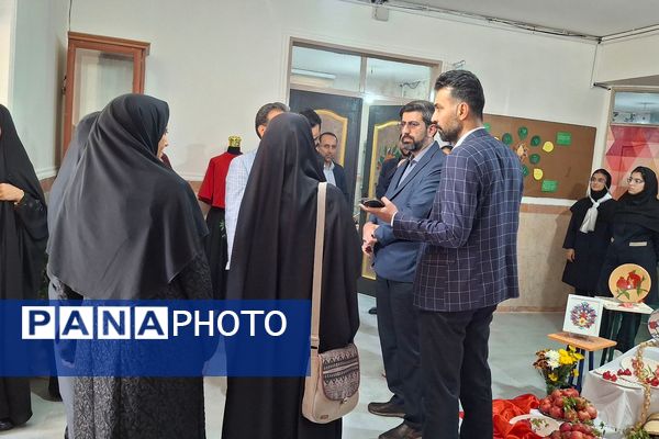 بازدید معاون پرورشی و فرهنگی ادارهکل شهرستانهای استان تهران از جشنواره انار در هنرستان امالبنین ورامین