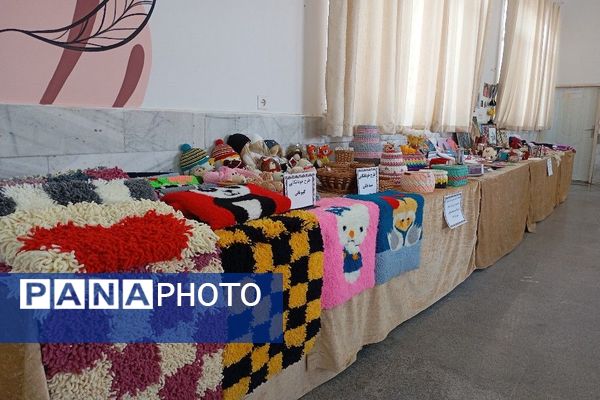 نمایشگاه کارهای دستی دانش‌آموزان طرح خوداتکایی در دبیرستان شهید مجید دهنوی نیشابور
