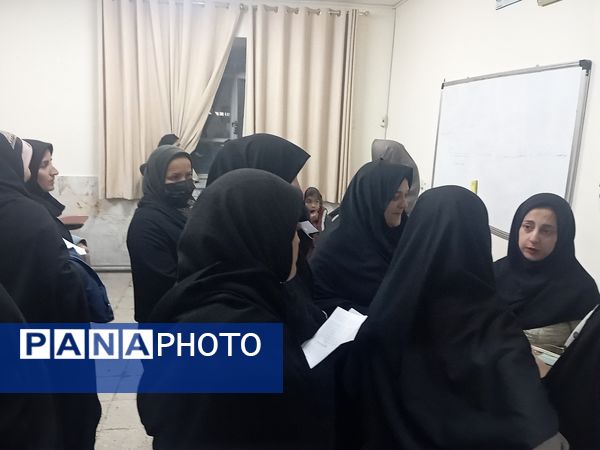 تحویل کارنامه در دبیرستان نمونه اندیشه