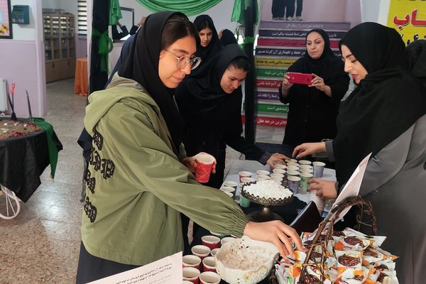 نمک‌گیر سفره مادر هستیم