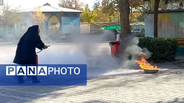 حضور جمعی از آتشنشانان در مدرسه شاهد شهید حمامی ناحیه شش مشهد