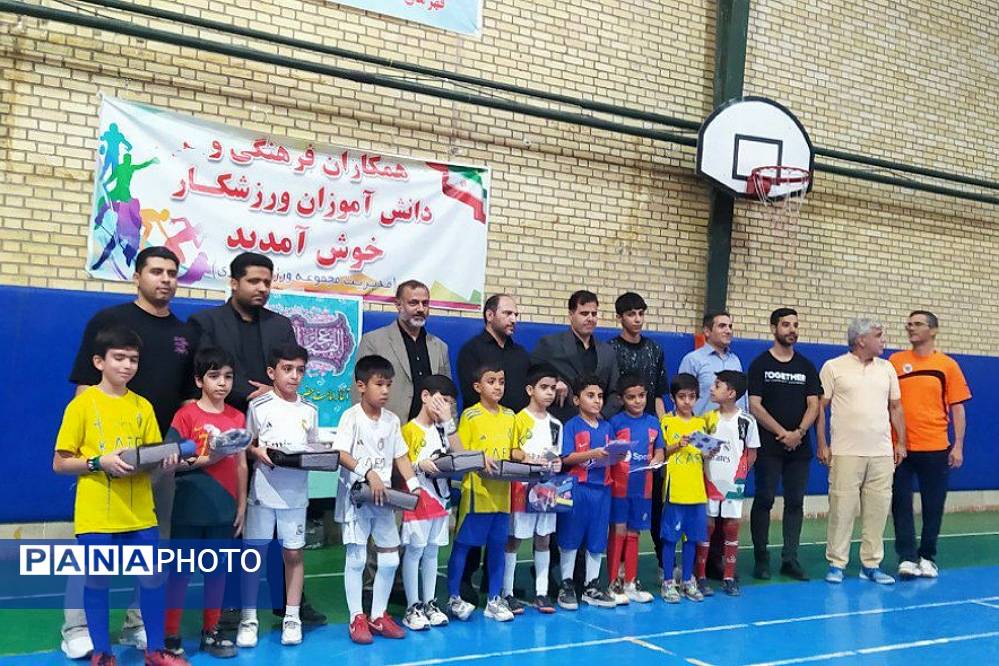 پدر و پسر در میدان ورزش؛ شور و نشاط ورزشی در مدرسه علامه طباطبایی پیشوا