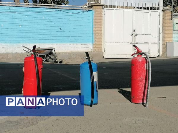 آموزش اطفاء حریق در مدرسه ناهید نخودی
