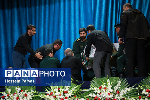 مراسم وداع با پیکر شهدای خدمت در مصلی تهران