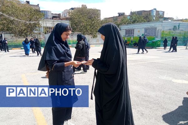 توزیع پاکت‌های امر به معروف و نهی از منکر در دبیرستان دخترانه دلیری