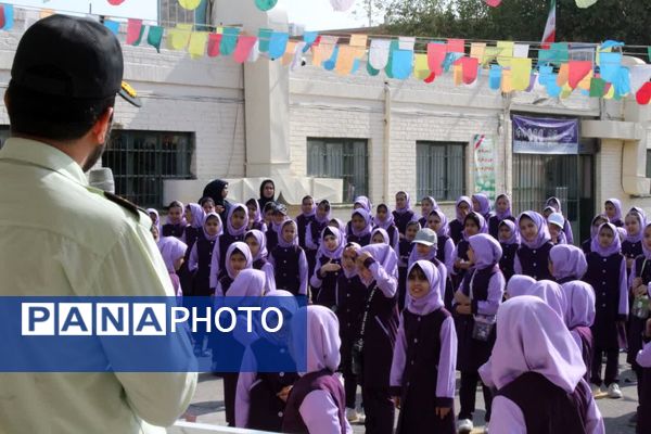 حضور پلیس در دبستان فاطمهالزهرا برای آموزش پیشگیری از آسیبهای اجتماعی