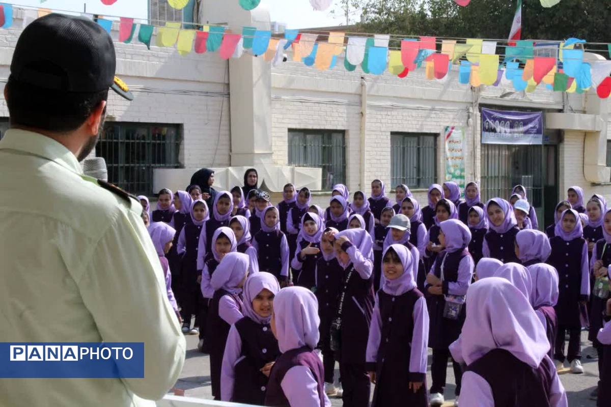 حضور پلیس در دبستان فاطمهالزهرا برای آموزش پیشگیری از آسیبهای اجتماعی