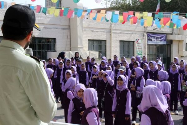 حضور پلیس در دبستان فاطمه‌الزهرا برای آموزش پیشگیری از آسیب‌های اجتماعی