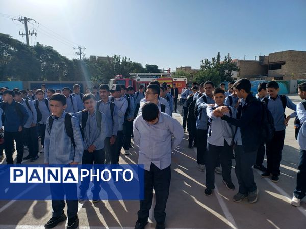 آموزش عملی اطفای حریق در دبیرستان نمونه مرحوم طاووسی خلیل آباد