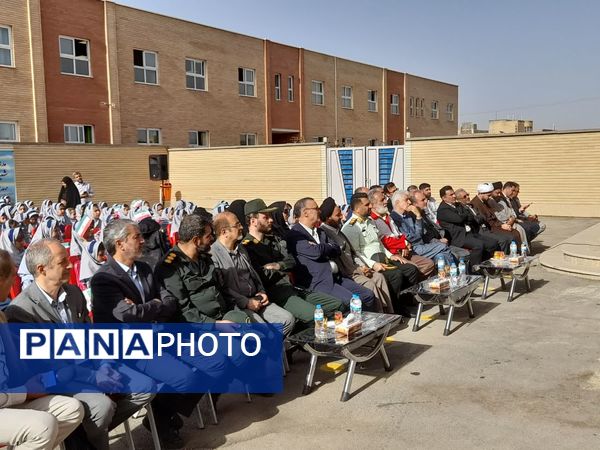 آیین نواخته شدن زنگ مهر در مدرسه شهدای بار فروش با حضور مسئولان استان و شهرستان کاشان