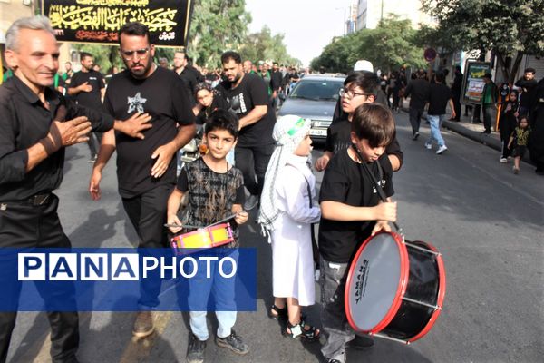 حضور پرشور کودکان قمی در دسته‌های عزاداری روز تاسوعا 