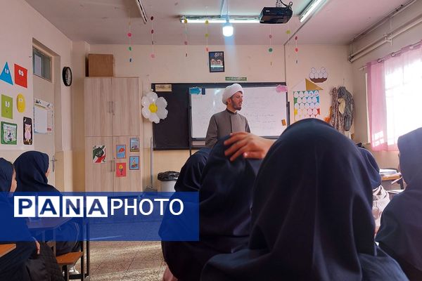 برگزاری کارگاه‌های آموزشی با حضور روحانیون گروه‌های جهادی در مدارس ناحیه دو شهرری 