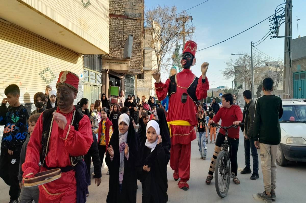 کارناوال شادمانه عروسک‌های بلندقامت در محلات منطقه ۱۲ شهرداری اصفهان/ فیلم