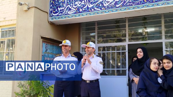گرامیداشت هفته نیروی انتظامی در دبیرستان دخترانه پیرایش یک