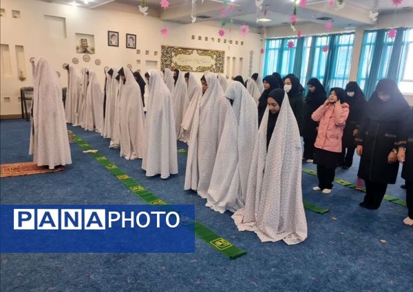 برگزاری نماز جماعت دبیرستان شهید تیمسار فلاحی ناحیه یک کرج