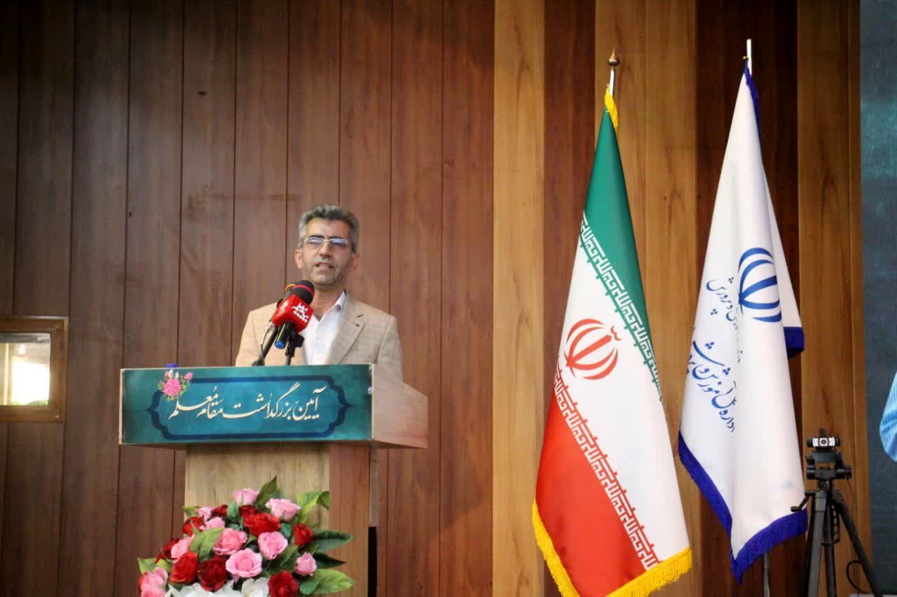 معلم فرشته و پناهگاهی است که ما را به راه درست رهنمون می‌سازد