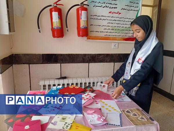ساخت کارت پستال در هفته سلامت‌روان توسط دانش‌آموزان مدرسه مادرمهربان خلیل‌آباد