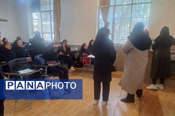 تقدیر از برگزیدگان مسابقات دانش‌آموزی در کلاس‌های درس