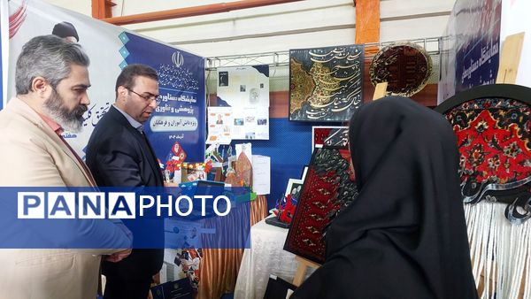 نمایشگاه هفته پژوهش در دبیرستان احمدی روشن شهرستان فردیس