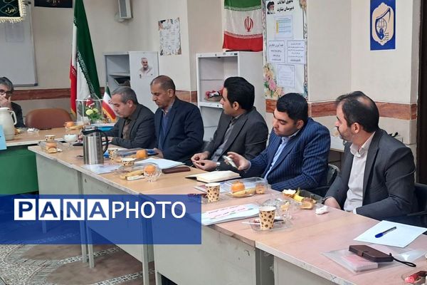  جلسه مدیران قطب ۵ دوره ابتدایی در مدرسه قائم(عج) بهارستان‌دو