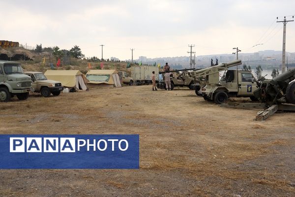 بازدید دانش آموزان و دانشجو معلمان اردبیلی از نمایشگاه هفته دفاع مقدس 