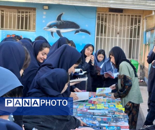 هفته کتاب و کتابخوانی در دبیرستان بهار آزادی قائمشهر