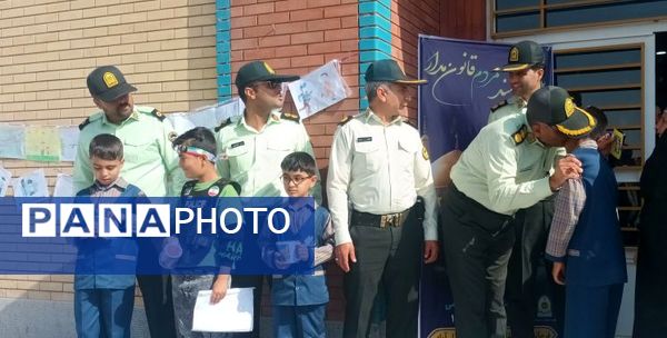 مراسم ویژه  هفته نیروی انتظامی در آموزشگاه پویندگان فرهنگ خلیل آباد