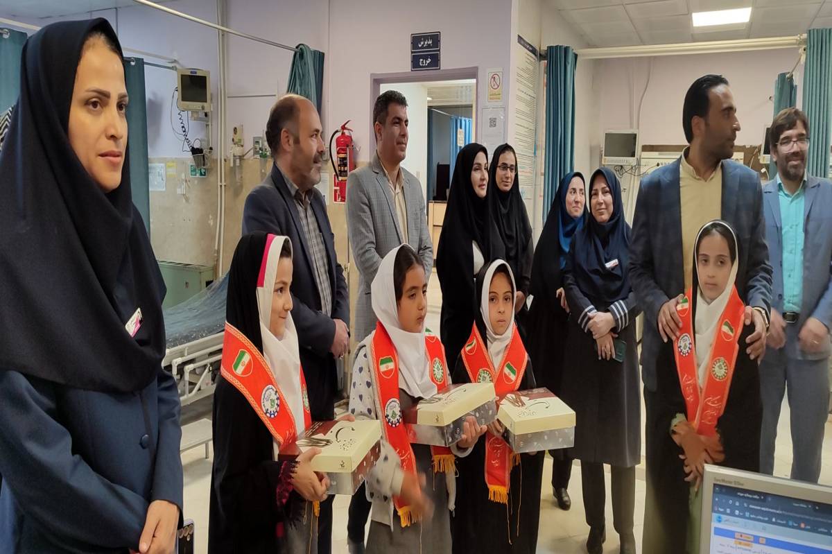 دانشآموزان دبستان فرهنگیان دوره اول با اهدای گل از پرستاران تقدیر کردند