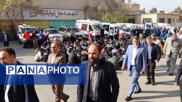 برگزاری مانور متمرکز استانی زلزله و ایمنی همزمان با سراسر کشور در مدرسه نیکان ناحیه 2 کرج 