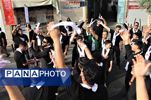 حضور پرشور کودکان قمی در دسته‌های عزاداری روز تاسوعا 