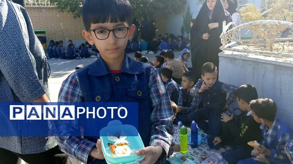 ترویج تغذیه سالم با برگزاری اردوی حیاطی در دبستان فطرت