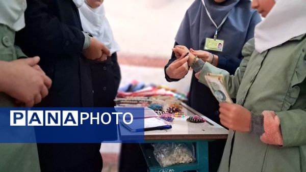 بازارچه مادر دختری با دست‌سازه‌های دانش‌آموزی 