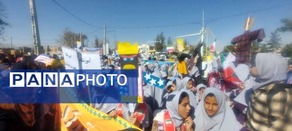حضور پرشور دانش آموزان مدارس شهرستان خاتم در راهپیمایی ۱۳ آبان 