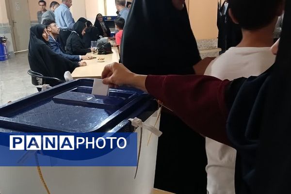 حضور پرشور دانش‌آموزان رای اولی شهرستان چرداول در انتخابات ریاست جمهوری