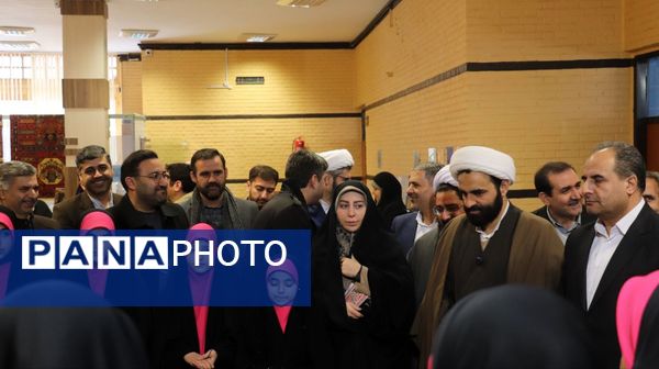 بازدید معاون وزیر از نمایشگاه دستاوردهای کانون‌های فرهنگی و تربیتی استان آذربایجان‌شرقی