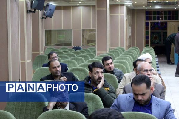 نشست تخصصی اجرای طرح نماد و لیگ جت در مدارس متوسطه ناحیه یک یزد