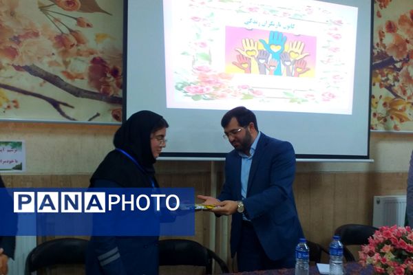 آیین افتتاحیه طرح کانون یاریگران زندگی و برپایی نمایشگاه مبارزه با آسیب‌های اجتماعی در دبیرستان شهید همت ملارد