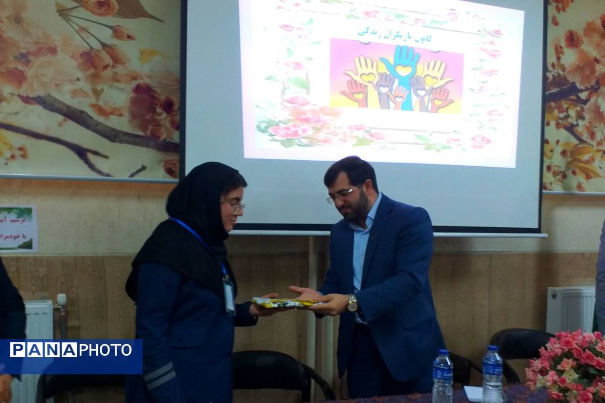 آیین افتتاحیه طرح کانون یاریگران زندگی و برپایی نمایشگاه مبارزه با آسیبهای اجتماعی در دبیرستان شهید همت ملارد